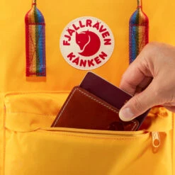 FJÄLLRÄVEN Fjällräven Kanken Tagesrucksack Warm Yellow/Rainbow Pattern Damen, Herren -Geschäft für Outdoor-Campingausrüstung fjaellraeven kanken f23620 141 907 05 gross