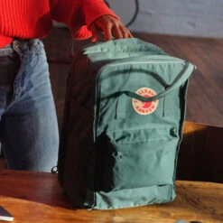 FJÄLLRÄVEN Fjällräven Kanken Laptop Tagesrucksack Frost Green Damen, Herren -Geschäft für Outdoor-Campingausrüstung fjaellraeven kanken laptop 17 f23525 664 03 gross