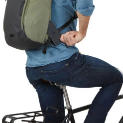 Thule Paramount Commuter 18L Tagesrucksack Olivine Green Damen, Herren -Geschäft für Outdoor-Campingausrüstung thule paramount commuter pack 18l 3204730 olivine green 08 gross